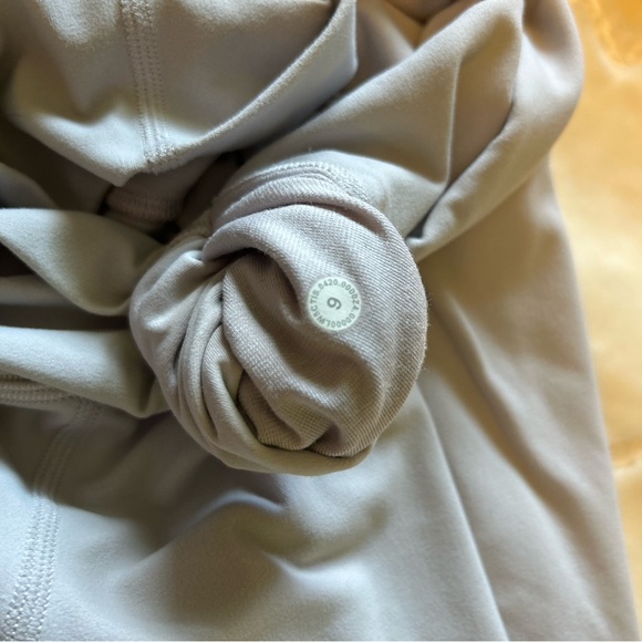 Lululemon outfit. - Picture 4 of 4